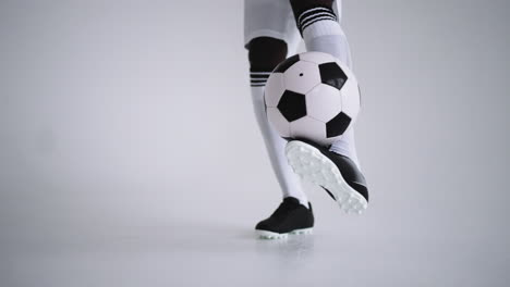 Keepie-Uppie-Von-Football-Ball-Nahaufnahme-Der-Spielerfüße,-Die-Den-Ball-Treten-Und-Technische-Fähigkeiten-Halten